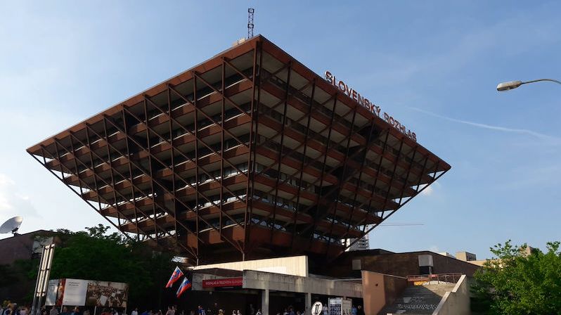 BEZ KOMENTÁŘE: Budova Slovenského rozhlasu vypadá jako převrácená pyramida