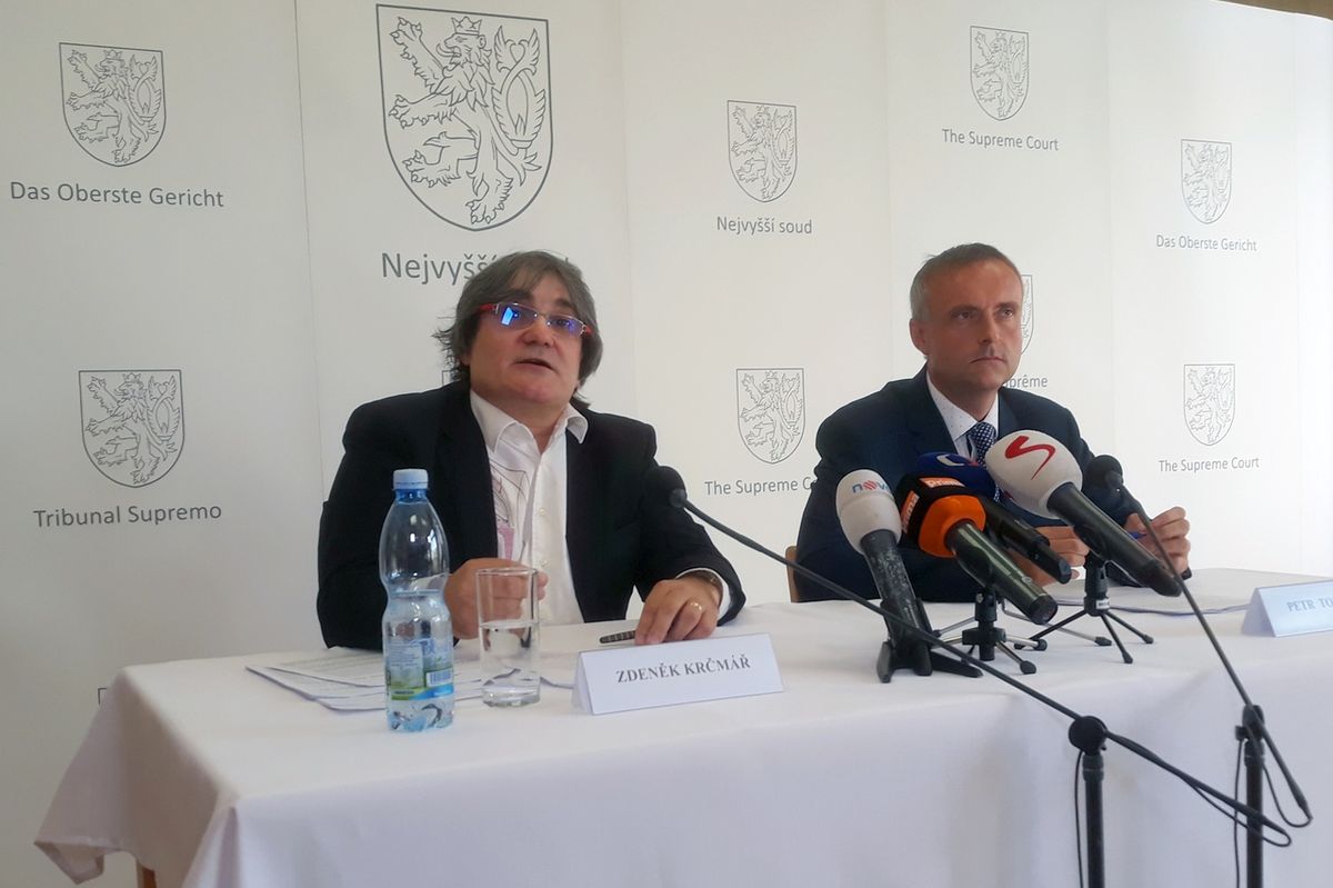 Předseda senátu Nejvyššího soudu Zdeněk Krčmář (vlevo) a tiskový mluvčí soudu Petr Tomíček.