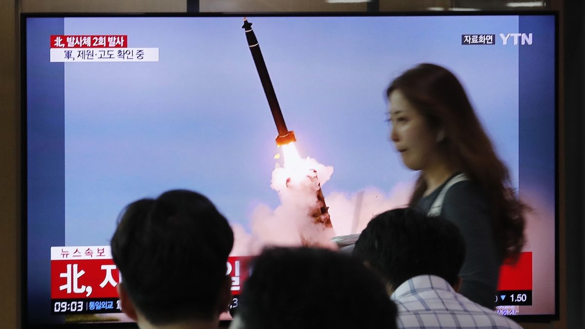 Lidé v Jižní Koreji sledují archivní záznam odpalu severokorejské rakety.