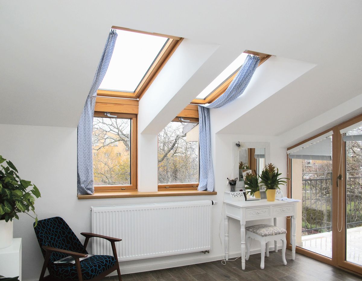Lomená okna jsou ideální do podkroví s vysokou nadezdívkou. Jsou vhodná pro sestavy s okny ve střeše se sklonem od 20° do 50°. 
