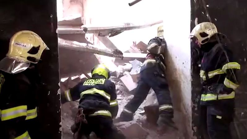 Kvůli zřícení části domu v centru Prahy obvinila policie dva lidi