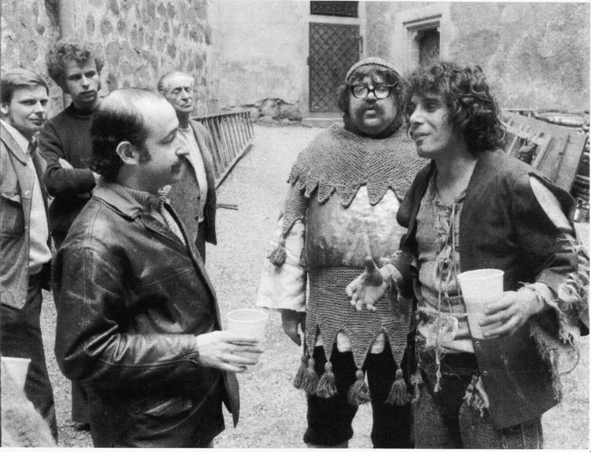 S režisérem Jurajem Herzem při natáčení muzikálu o středověkém dobyvateli ženských srdcí Toulavý Engelbert (1973)