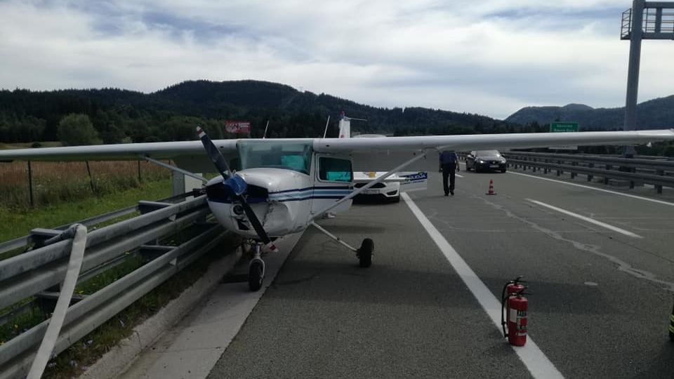 Malé sportovní letadlo přistálo dnes v nouzi na rušné dálnici A6, která spojuje chorvatskou metropoli Záhřeb s přístavním městem Rijekou.
