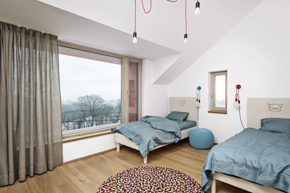Také dětské pokoje zůstaly očištěny od výrazných, typicky dětských barev. Chlapecká postel je ozdobena motivem pejska v modrozeleném odstínu. Dívčí postel má motiv kočičky v červené barvě.