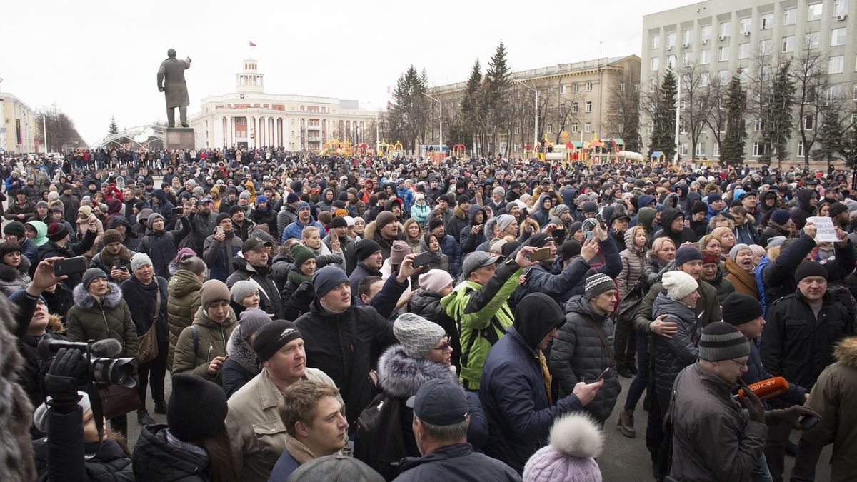 Tisíce naštvaných lidí demonstrují v Kemerovu před radnicí. 