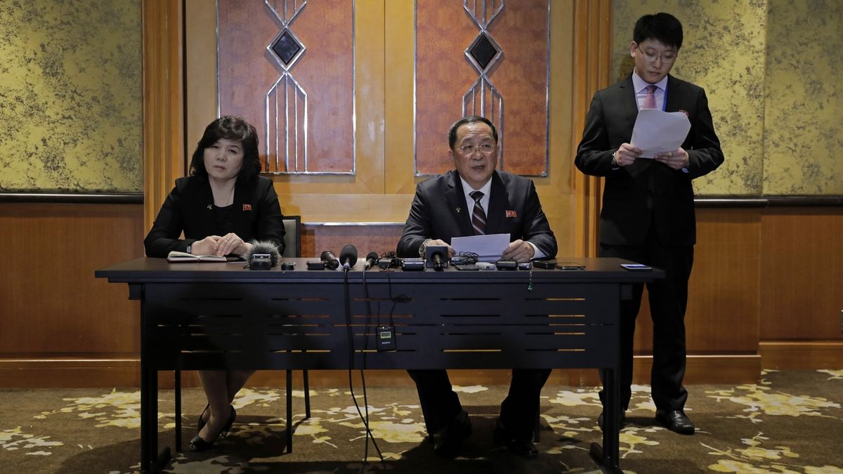 Severokorejský ministr zahraničí Ri Jong-ho vysvětluje postoj své země 