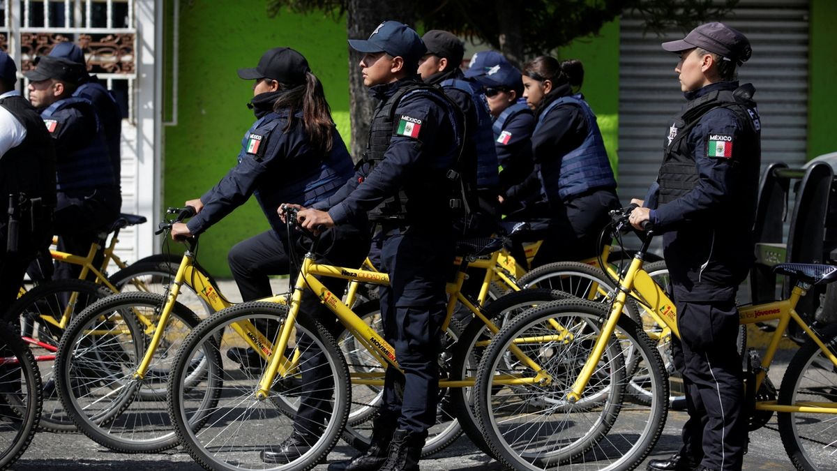 Mexičtí policisté hlídkují ve čtvrti Nezahualcoyotl na kolech 