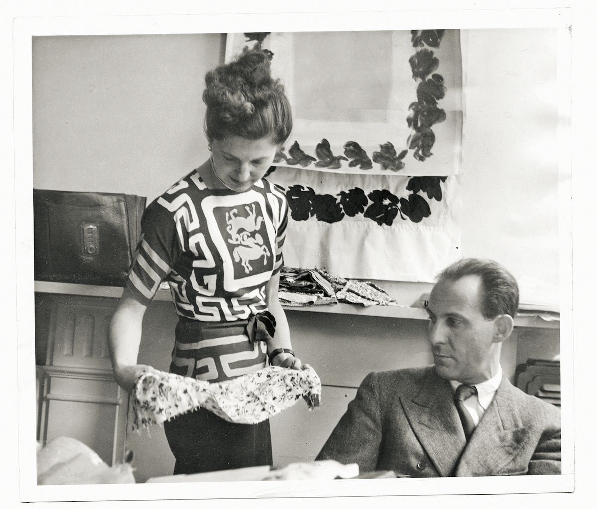 Lída a Zika Ascherovi v kanceláři ve Wigmore Street nad návrhy látek (1946).