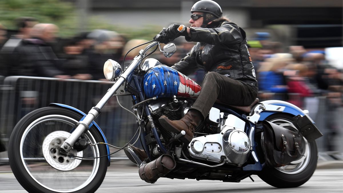 Motorkář na motocyklu značky Harley-Davidson při přehlídce v Hamburku.
