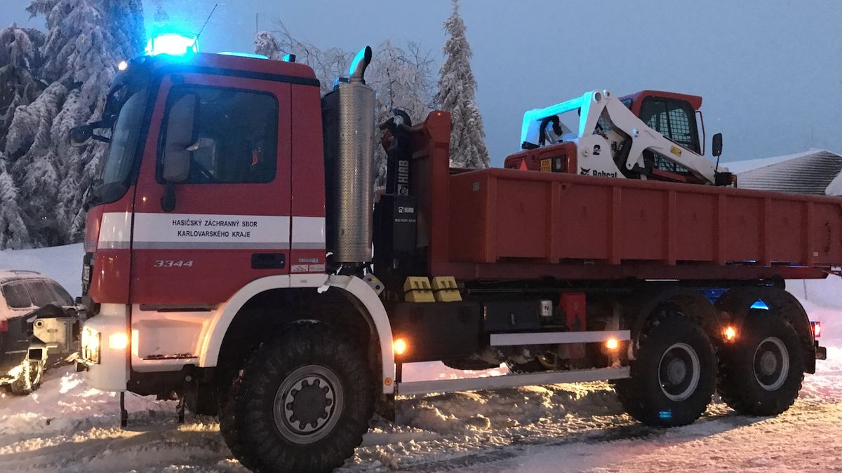 S odklízením sněhu na Božím Daru pomáhají i hasiči 