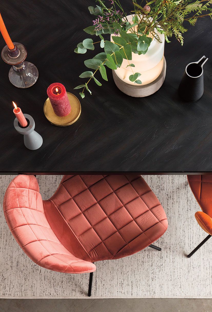 Růžová židle Zuiver OMG Velvet má konstrukci z ocele, plastu a překližky, polstrování je z pěny. Rozměry hl/v/š 56 x 80 x 51 cm. Cena za sadu 2 kusů je 8439 Kč.