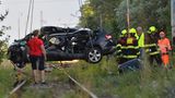 Vlak na přejezdu na Hradecku smetl auto, čtyři mrtví včetně dvou dětí