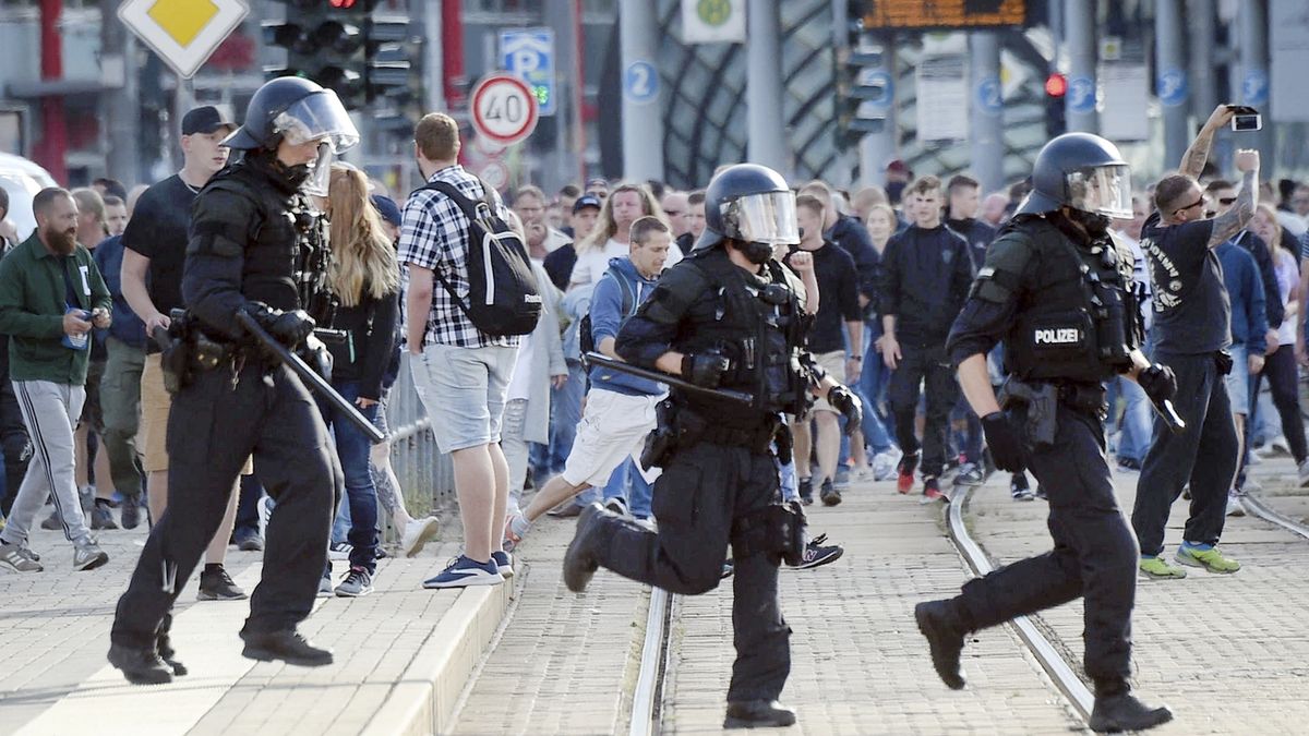 Policie k rozehnání demonstrace v Saské kamenici použila pepřový sprej a obušky. 