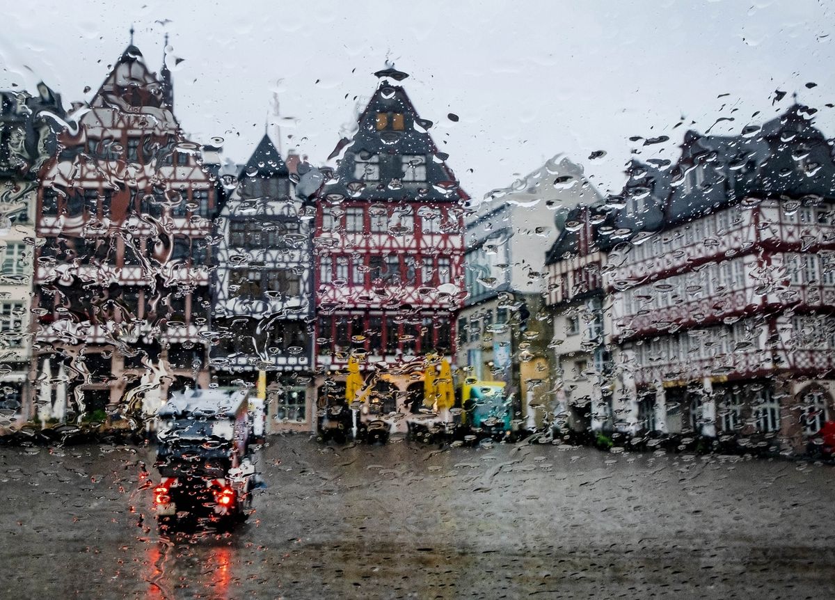 Historické centrum Frankfurtu nad Mohanem zastihl déšť.
