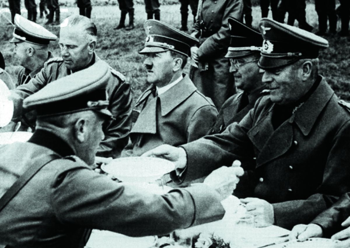 Odpočinek při cestě po obsazeném pohraničí 3. října 1938. U oběda na louce u Chebu zprava generál Wilhelm Keitel, Konrad Henlein, Adolf Hitler.