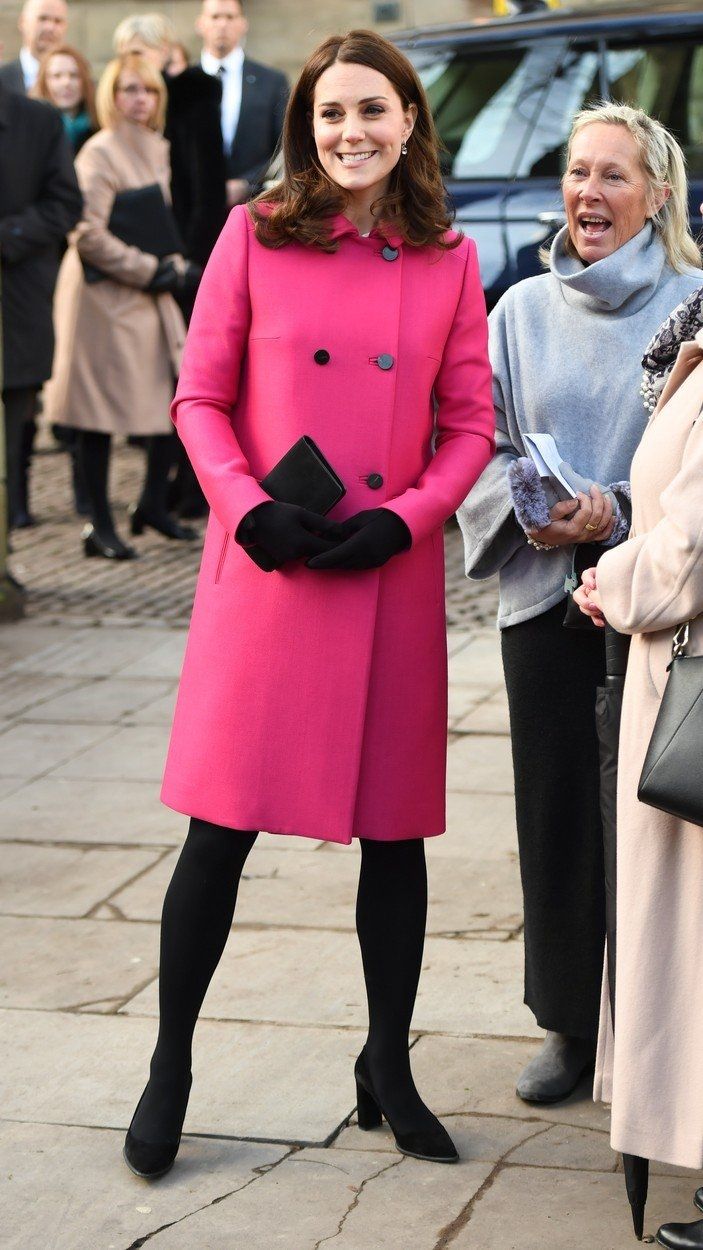 Růžový kabát skvěle koresponduje s hnědými kadeřemi.