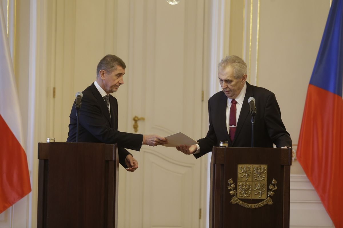 Andrej Babiš (ANO) předává prezidentovi Miloši Zemanovi demisi svého kabinetu