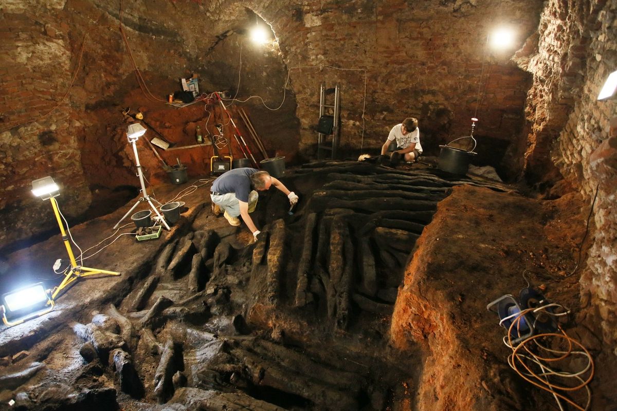 Archeologové objevili v podzemí břeclavského zámku zbytky dřevěné hradby z 11. století