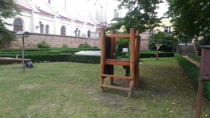 Herní prvky pro děti v Horníčkově zahradě.