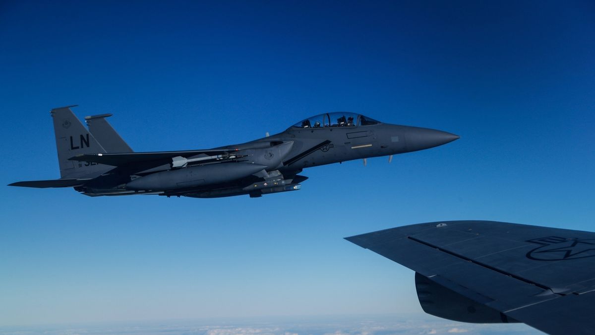 Americký úderný letoun F-15E Strike Eagle. Ilustrační foto