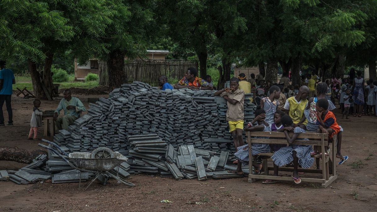 Cihly z plastů na výstavbu škol v Pobřeží slonoviny