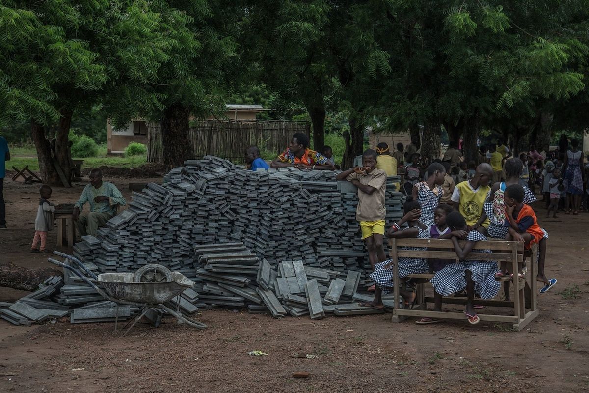 Cihly z plastů na výstavbu škol v Pobřeží slonoviny