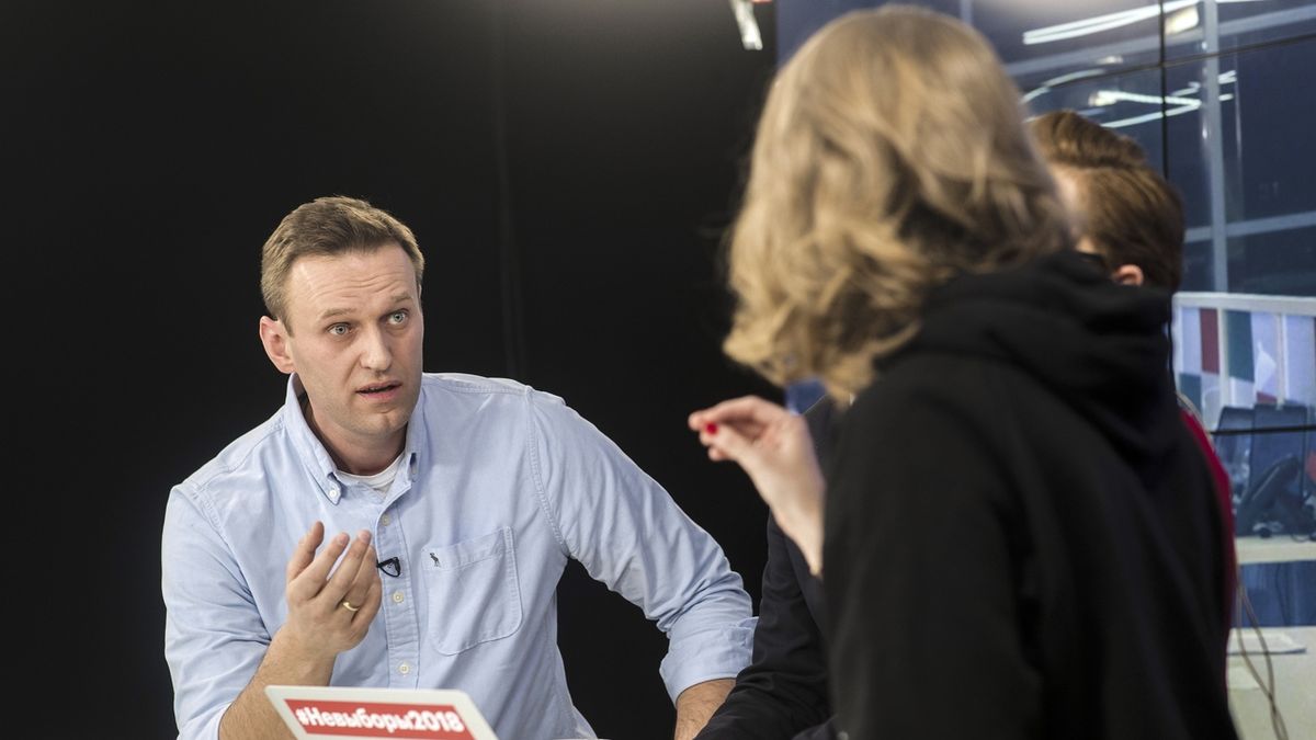 Vůdce ruské opozice Alexej Navalnyj,hovoří s kandidátkou Xenijí Sobčakovou 