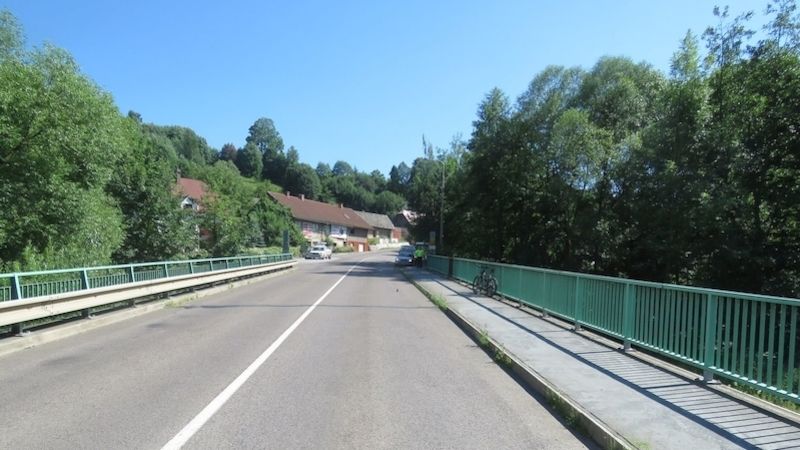 Místo pádu cyklisty na mostě Na Tiché Orlici před vjezdem do Ústí nad Orlicí.
