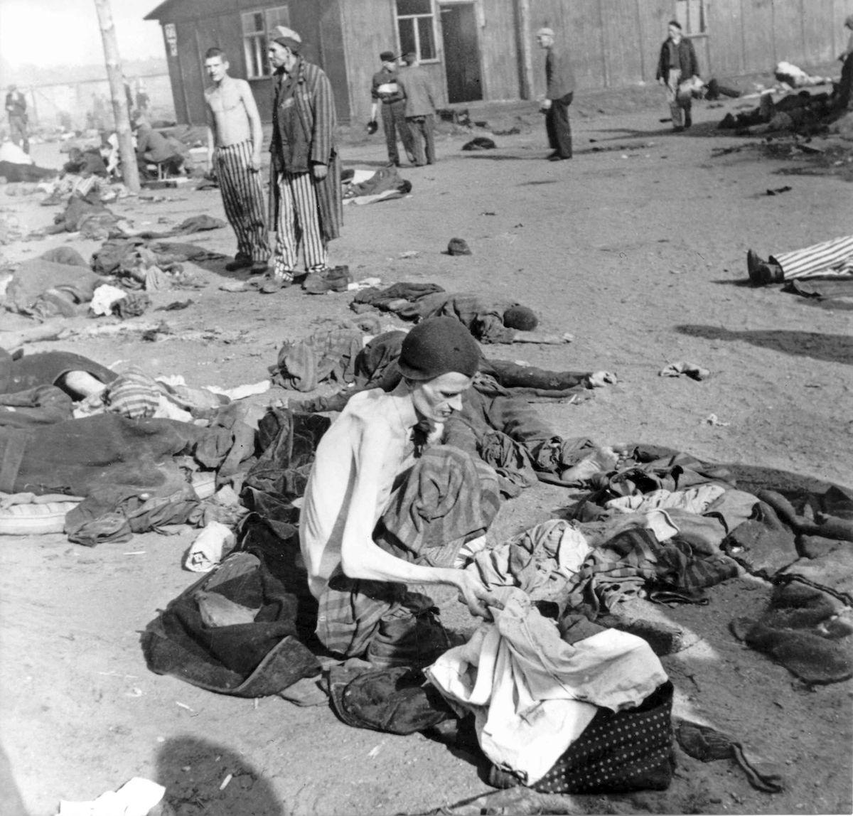 Vězni osvobozeného koncentračního tábora Bergen-Belsen. Nebýt Kerstenovy chvatné intervence u Himmlera, byl by tábor ještě před příchodem Spojenců na Kaltenbrünnerův rozkaz vyhozen do vzduchu.