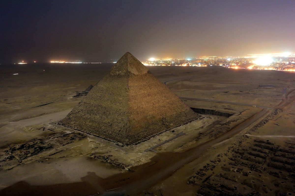 Podle některých výraz neúcty k historii, podle jiných možnost, jak zachytit neskutečnou krásu okolí pyramid z netradičního pohledu. 