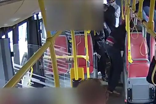 BEZ KOMENTÁŘE: Útočníci v autobuse střelce zbili