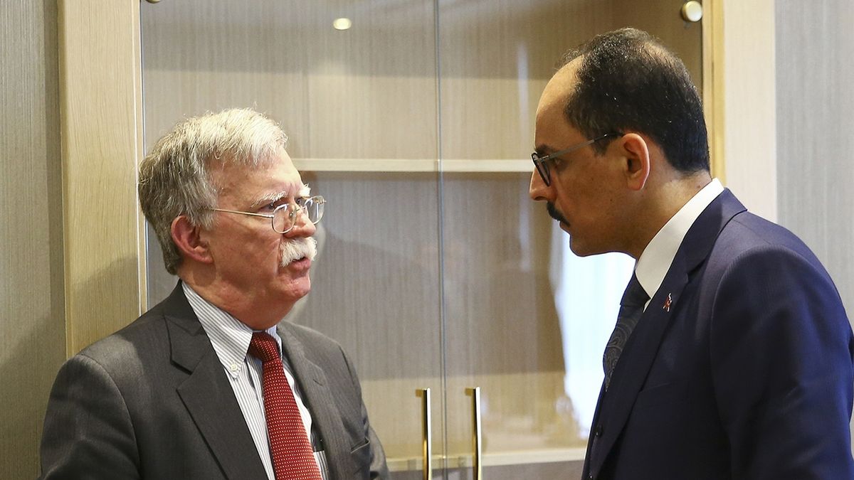 Americký bezpečnostní poradce John Bolton se svým tureckým protějškem Ibrahimem Kalinem (vpravo)