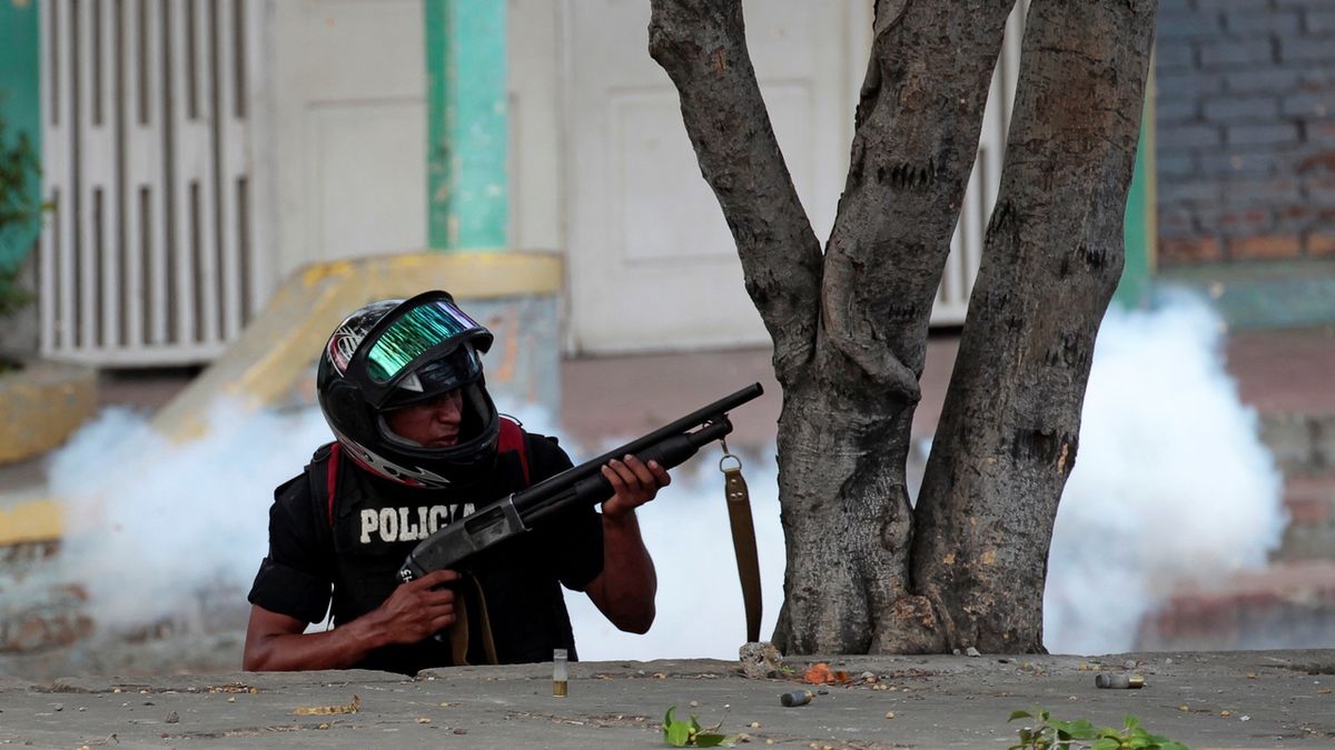 Nikaragujský policista při střetech s demonstranty 