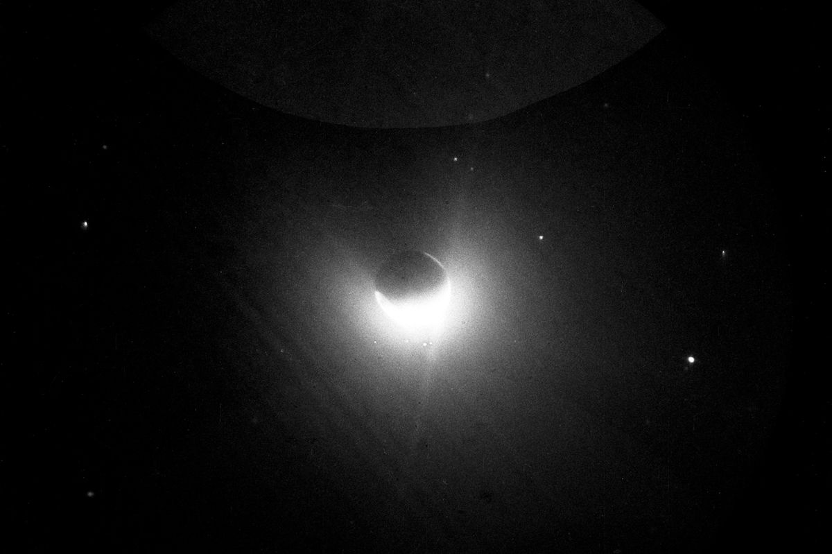 Obří plynná část atmosféry (geokoróna) začínající 1000 km nad zemským povrchem, jak ji zachytila kamerou pracující v ultrafialovém spektru mise Apollo 16 v roce 1972. Snímek byl pořízen z povrchu Měsíce.