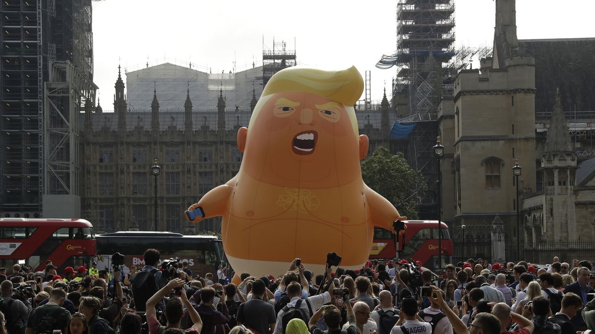 Protitrumpovské protesty v Londýně. Postavička představující amerického prezidenta měří šest metrů.