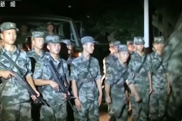 BEZ KOMENTÁŘE: Čínská televize odvysílala záběry z přesunu dalších vojáků do Hongkongu