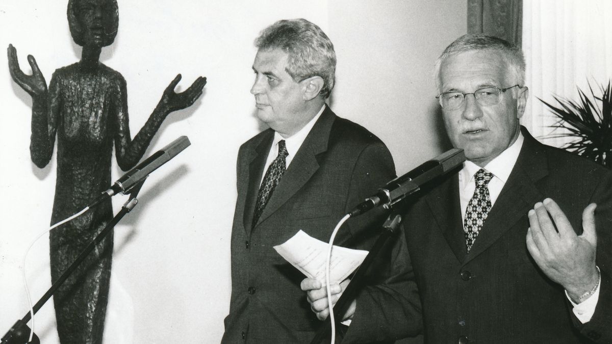 Miloš Zeman (vlevo) a Václav Klaus na tiskové konferenci k opoziční smlouvě
