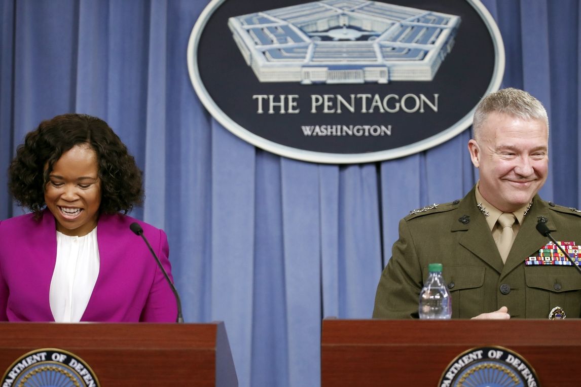 Mluvčí Pentagonu Dana Whiteová a generál Kenneth McKenzie