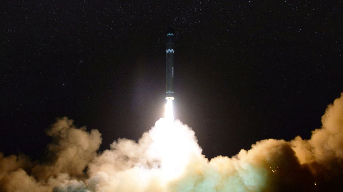 Nová severokorejská mezikontinentální balistická raketa Hwasong-15 při předloňském testu