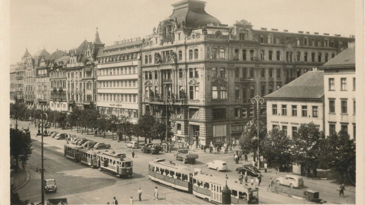 Tramvaje na Václavském náměstí na snímku z 50. let minulého století