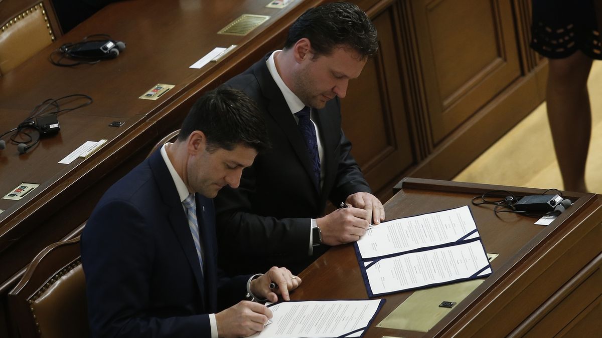 Paul Ryan a Radek Vondráček při podpisu deklarace mezi ČR a USA.
