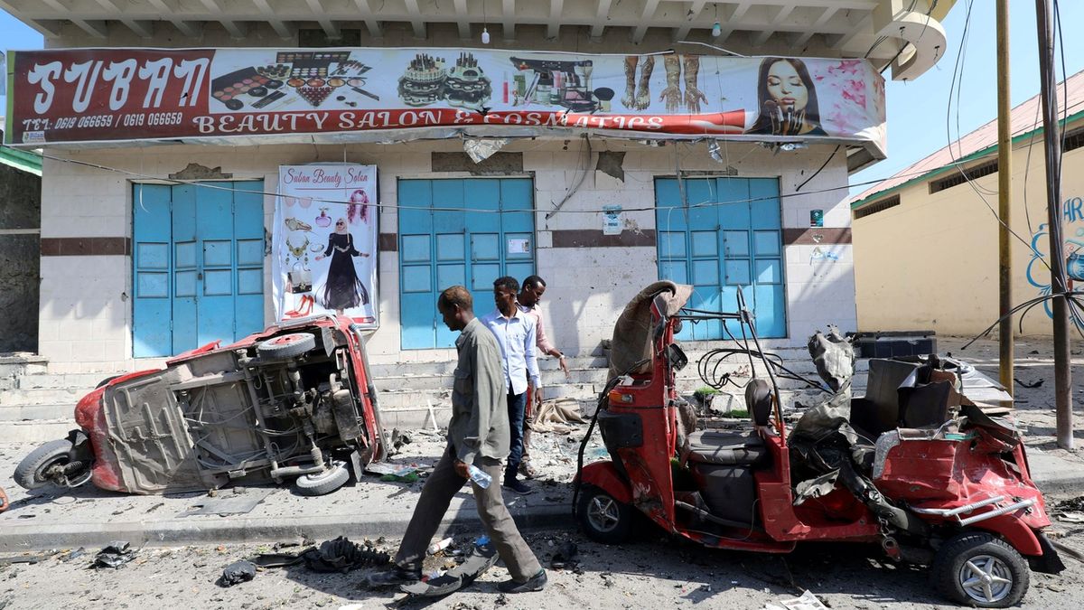 Rikši zničené při útoku v somálském hlavní městě Mogadišo 28. března. 