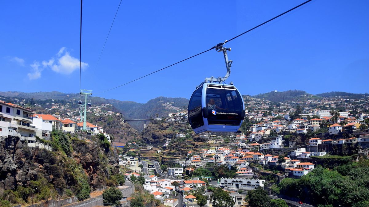 Výhled na hlavní město Portugalska z lanovky Teleférico