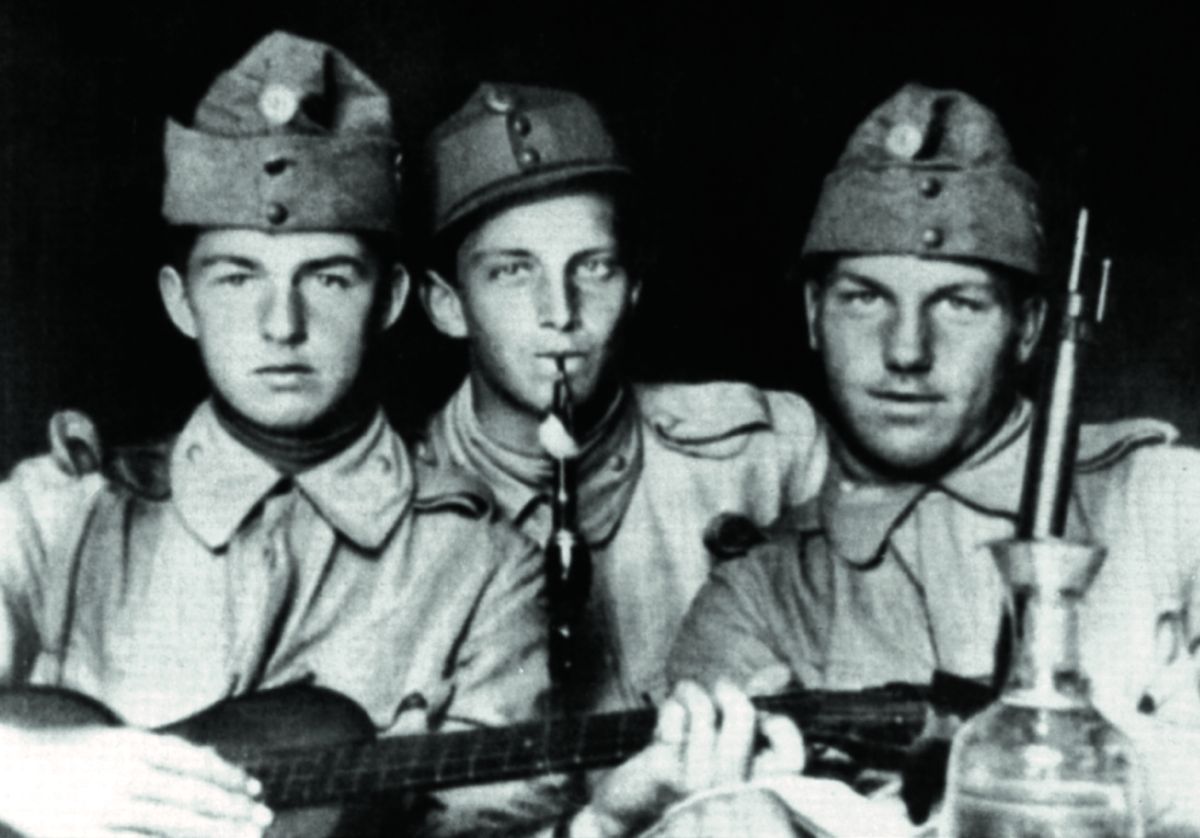 Mladičký Konrad Henlein (uprostřed) jako vojín v důstojnické škole (1916)