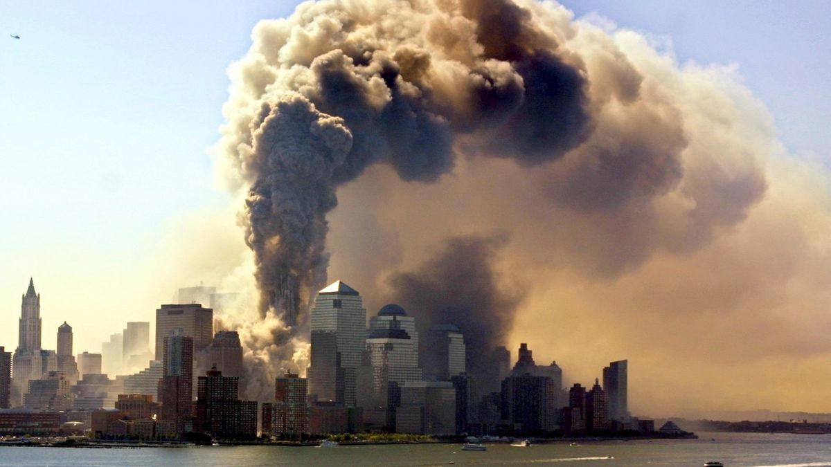 Kouř stoupající z budov Světového obchodního centra v New Yorku po teroristickém útoku 11. září 2001.