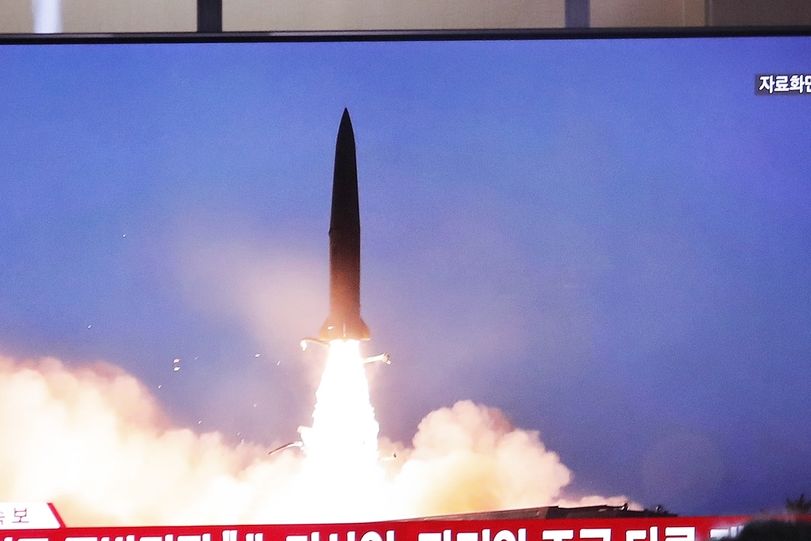 Lidé v jihokorejském Seoulu sledují test severokerejské rakety.