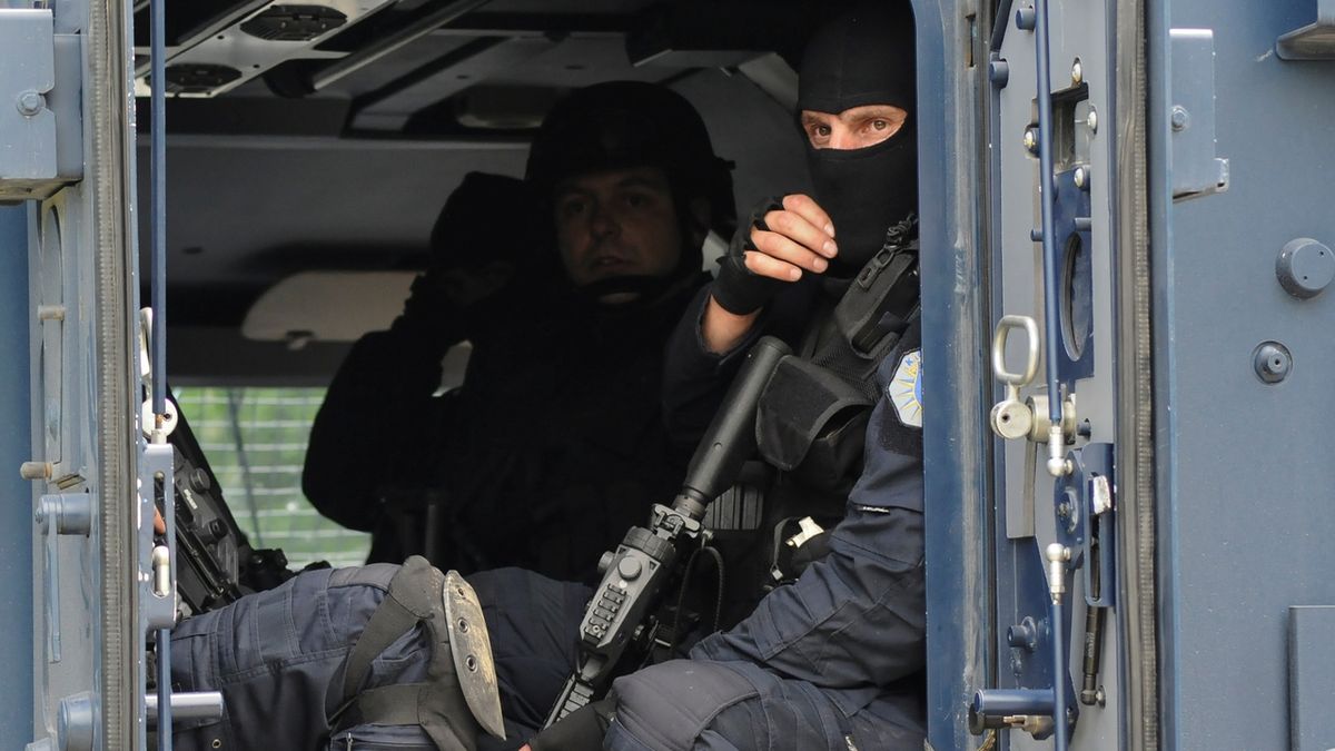 Muž v Kosovu střílel v autobuse s dětmi. Mezi mrtvými jsou dva náctiletí