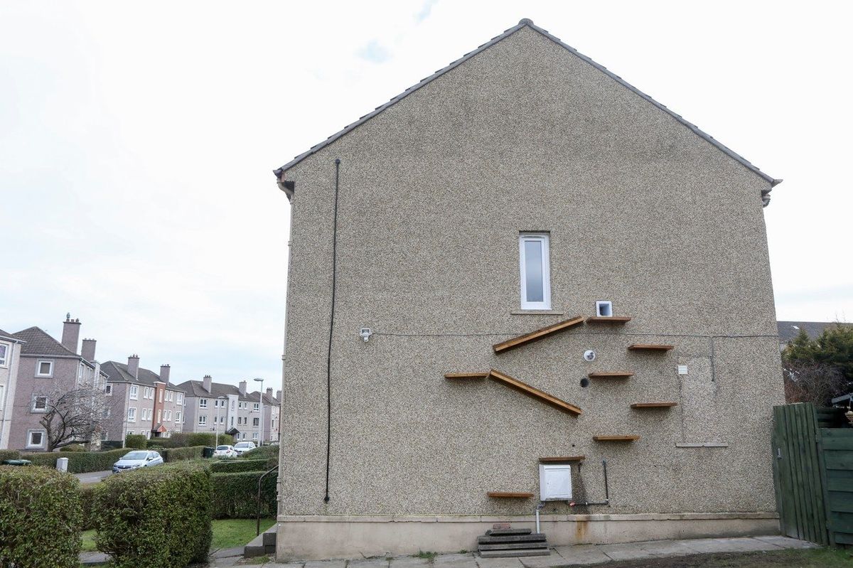 Dům ve skotském Edinburghu zdobí nečekaný doplněk fasády.