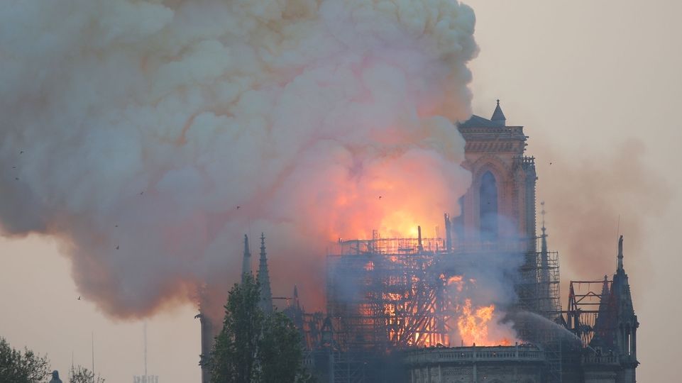 Požár katedrály Notre-Dame v Paříži, na snímku je vidět prázdné místo po shořelé špičce veže.