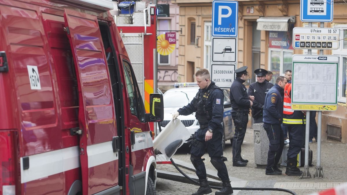 Policisté a záchranáři před nočním podnikem v Plzni, zaútočila žena chemikálií, pravděpodobně kyselinu.